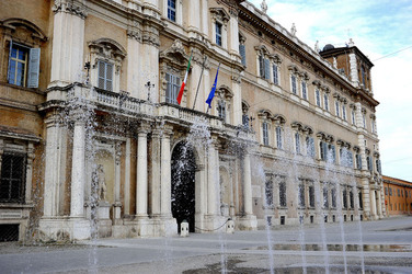 MODENA centro storico. Fotografie di Giulio Azzarello ©2016. MODENA centro storico. Fotografie di Giulio Azzarello ©2016.