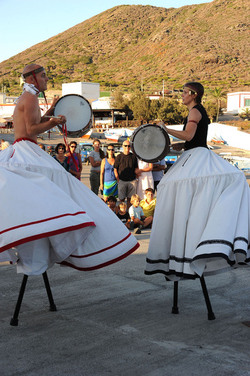 TRAMPOLIERI A LINOSA in Sicilia tutti i momenti dello spettacolo. Fotografie di Giulio Azzarello &copy;2014.