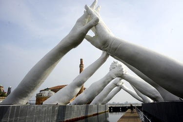 LE MANI DI LORENZO QUENN Biennale di Venezia. Fotografie di Giulio Azzarello &copy;2020.