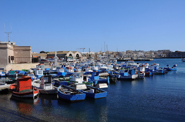 Il PORTO DI FAVIGNANA in Sicilia visioni panoramiche o particolari. Fotografie di Giulio Azzarello &copy;2014.