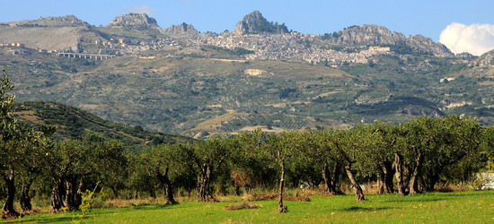 CALTABELLOTTA in Sicilia. Fotografie di Giulio Azzarello ©2014.