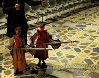 Mimmo Cuticchio in un suo spettacolo. Fotografie di Giulio Azzarello &copy;2017.