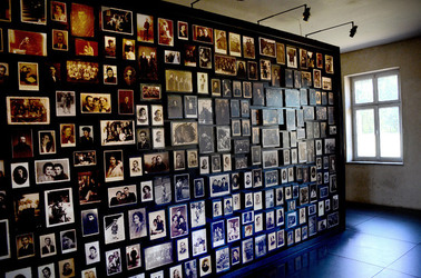 AUSCHWITZ BIRKENAU il percorso della memoria e i documenti. Fotografie di Giulio Azzarello &copy;2016.