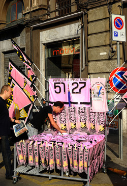 I TIFOSI DEL PALERMO CALCIO in piazza per festeggiare. Fotografie di Giulio Azzarello ©2014. I TIFOSI DEL PALERMO CALCIO in piazza per festeggiare. Fotografie di Giulio Azzarello ©2014.