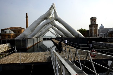 LE MANI DI LORENZO QUENN Biennale di Venezia. Fotografie di Giulio Azzarello &copy;2020.