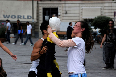 DANZE URBANE contemporanee per le vie di Palermo. Fotografie di Giulio Azzarello &copy;2014.