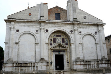 TEMPIO MALATESTIANO e SPIAGGIA di Rimini. Fotografie di Giulio Azzarello &copy;2016.