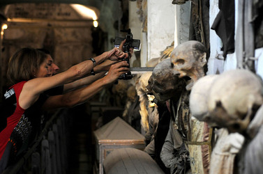 Le CATACOMBE di Palermo documentario film. Fotografie di scena e set di Giulio Azzarello &copy;2014.