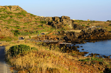 ISOLA DI USTICA la costa. Fotografie di Giulio Azzarello &copy;2016.