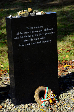 AUSCHHWITZ BIRKENAU le lapidi della memoria. Fotografie di Giulio Azzarello &copy;2016.