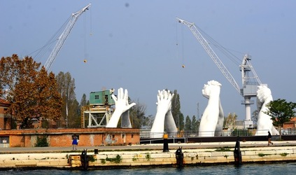 LE MANI DI LORENZO QUENN Biennale di Venezia. Fotografie di Giulio Azzarello &copy;2020.