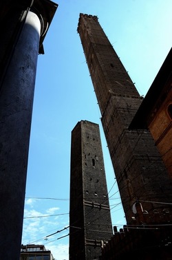 BOLOGNA centro storico. Fotografie di Giulio Azzarello &copy;2018.