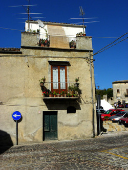 POLIZZI GENEROSA in Sicilia. Fotografie di Giulio Azzarello ©2014. POLIZZI GENEROSA in Sicilia. Fotografie di Giulio Azzarello ©2014.