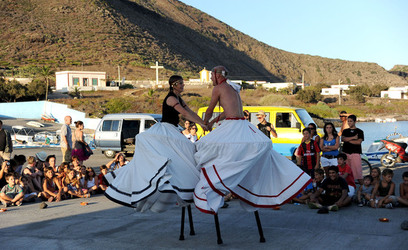 TRAMPOLIERI A LINOSA in Sicilia tutti i momenti dello spettacolo. Fotografie di Giulio Azzarello &copy;2014.