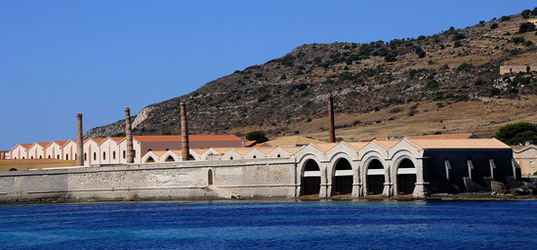 Il PORTO DI FAVIGNANA in Sicilia visioni panoramiche o particolari. Fotografie di Giulio Azzarello &copy;2014.