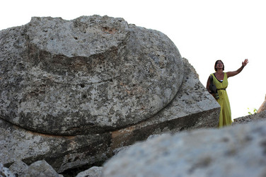 PAOLA PACE attrice italiana di origini siciliane Palermo ritratti a Sellinunte. Fotografie di Giulio Azzarello ©2014.