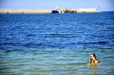 LA RAGAZZA e il mare fotografie di Giulio Azzarello &copy;2019.