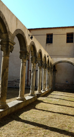 IL CHIOSTRO di S.Angelo di Brolo Messina . Fotografie di Giulio Azzarello ©2014. IL CHIOSTRO di S.Angelo di Brolo Messina . Fotografie di Giulio Azzarello ©2014.