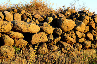 ISOLA DI USTICA pietre. Fotografie di Giulio Azzarello &copy;2016.