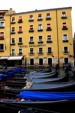 VENEZIA fotografie di Giulio Azzarello &copy;2022.