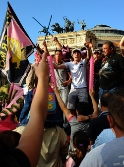 I TIFOSI DEL PALERMO CALCIO in piazza per festeggiare. Fotografie di Giulio Azzarello ©2014. I TIFOSI DEL PALERMO CALCIO in piazza per festeggiare. Fotografie di Giulio Azzarello ©2014.