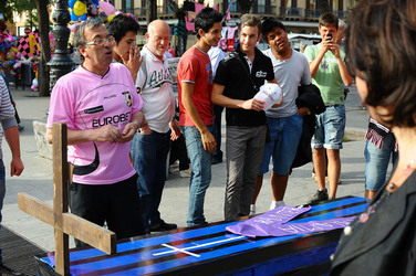 I TIFOSI DEL PALERMO CALCIO in piazza per festeggiare. Fotografie di Giulio Azzarello ©2014. I TIFOSI DEL PALERMO CALCIO in piazza per festeggiare. Fotografie di Giulio Azzarello ©2014.