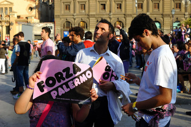I TIFOSI DEL PALERMO CALCIO in piazza per festeggiare. Fotografie di Giulio Azzarello ©2014. I TIFOSI DEL PALERMO CALCIO in piazza per festeggiare. Fotografie di Giulio Azzarello ©2014.