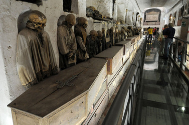 Le CATACOMBE di Palermo documentario film. Fotografie di scena e set di Giulio Azzarello &copy;2014.