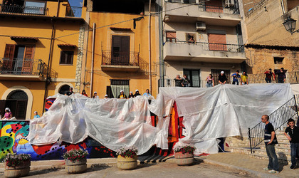 IL MURO DELL ANTIMAFIA e della legalit&agrave; a Partinico in Sicilia. Fotografie di Giulio Azzarello &copy;2014.