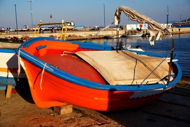 BARCHE. Fotografie di Giulio Azzarello ©2022. BARCHE. Fotografie di Giulio Azzarello ©2022.