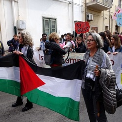 AFROCHE. Fotografie di Giulio Azzarello ©2024. AFROCHE. Fotografie di Giulio Azzarello ©2024.