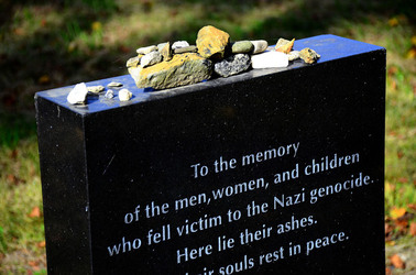 AUSCHHWITZ BIRKENAU le lapidi della memoria. Fotografie di Giulio Azzarello &copy;2016.