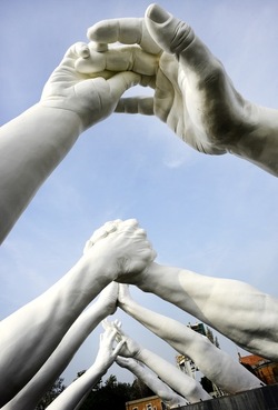 LE MANI DI LORENZO QUENN Biennale di Venezia. Fotografie di Giulio Azzarello &copy;2020.