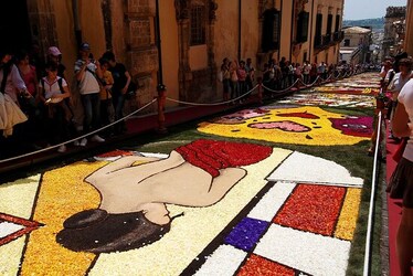 INFIORATA DI NOTO barocca in Sicilia. Fotografie di Giulio Azzarello ©2014. INFIORATA DI NOTO barocca in Sicilia. Fotografie di Giulio Azzarello ©2014.