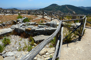 SEGESTA il sito archeologico il teatro greco e l acropoli. Panorami e particolari. Fotografie di Giulio Azzarello &copy;2014.