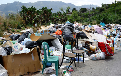 DISCARICA abusiva nei pressi del comune e paese di Monreale in Sicilia. Fotografie di Giulio Azzarello &copy;2014.