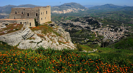 ERICE e il suo QUARTIERE SPAGNOLO.Fotografie di Giulio Azzarello &copy;2014.