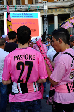 I TIFOSI DEL PALERMO CALCIO in piazza per festeggiare. Fotografie di Giulio Azzarello ©2014. I TIFOSI DEL PALERMO CALCIO in piazza per festeggiare. Fotografie di Giulio Azzarello ©2014.