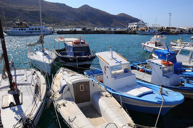 Il PORTO DI FAVIGNANA in Sicilia visioni panoramiche o particolari. Fotografie di Giulio Azzarello &copy;2014.