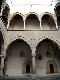 LOGGIATO arabo normanno allo Steri di Palermo. Fotografie di Giulio Azzarello &copy;2014.