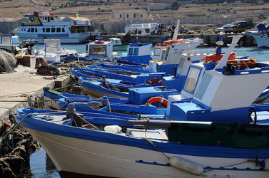 Il PORTO DI FAVIGNANA in Sicilia visioni panoramiche o particolari. Fotografie di Giulio Azzarello &copy;2014.