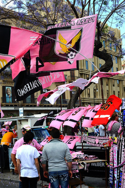 I TIFOSI DEL PALERMO CALCIO in piazza per festeggiare. Fotografie di Giulio Azzarello ©2014. I TIFOSI DEL PALERMO CALCIO in piazza per festeggiare. Fotografie di Giulio Azzarello ©2014.