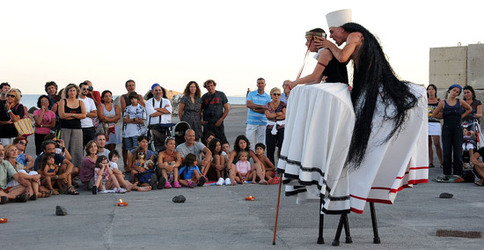 TRAMPOLIERI A LINOSA in Sicilia tutti i momenti dello spettacolo. Fotografie di Giulio Azzarello &copy;2014.