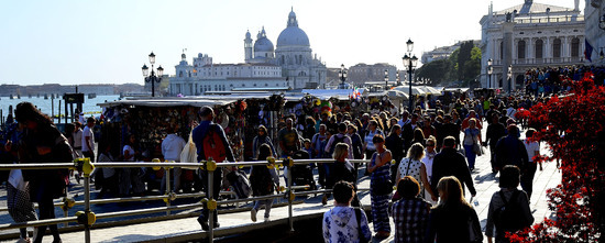 LUNGOMARE di VENEZIA. Fotografie di Giulio Azzarello &copy;2016.