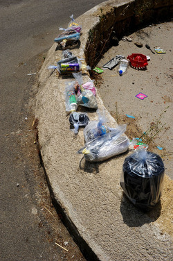 DISCARICA abusiva nei pressi del comune e paese di Monreale in Sicilia. Fotografie di Giulio Azzarello &copy;2014.