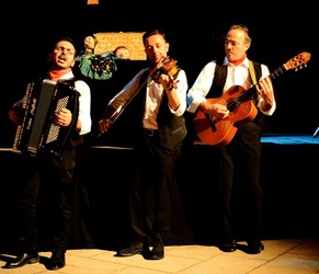 SERENATA fotografie di Giulio Azzarello ©2020. SERENATA fotografie di Giulio Azzarello ©2020.