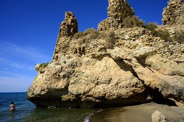 CASTELLO di Campofelice di Roccella. Fotografie di Giulio Azzarello &copy;2020.