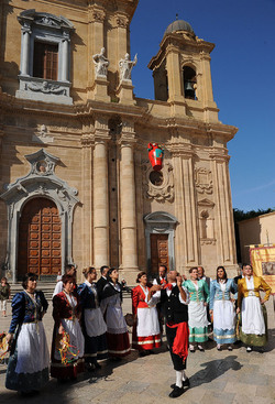 GRUPPO FOLK SICILIANO a Marsala. Fotografie di Giulio Azzarello &copy;2014.