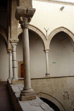 LOGGIATO arabo normanno allo Steri di Palermo. Fotografie di Giulio Azzarello &copy;2014.