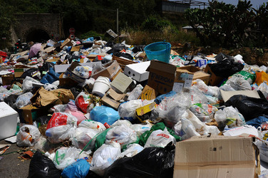 DISCARICA abusiva nei pressi del comune e paese di Monreale in Sicilia. Fotografie di Giulio Azzarello &copy;2014.